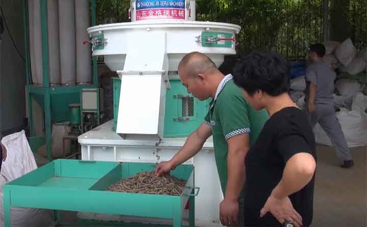 金格瑞試機(jī)區(qū),客戶正體驗(yàn)?zāi)拘碱w粒加工過程.jpg 金格瑞試機(jī)區(qū),客戶正體驗(yàn)?zāi)拘碱w粒加工過程.jpg