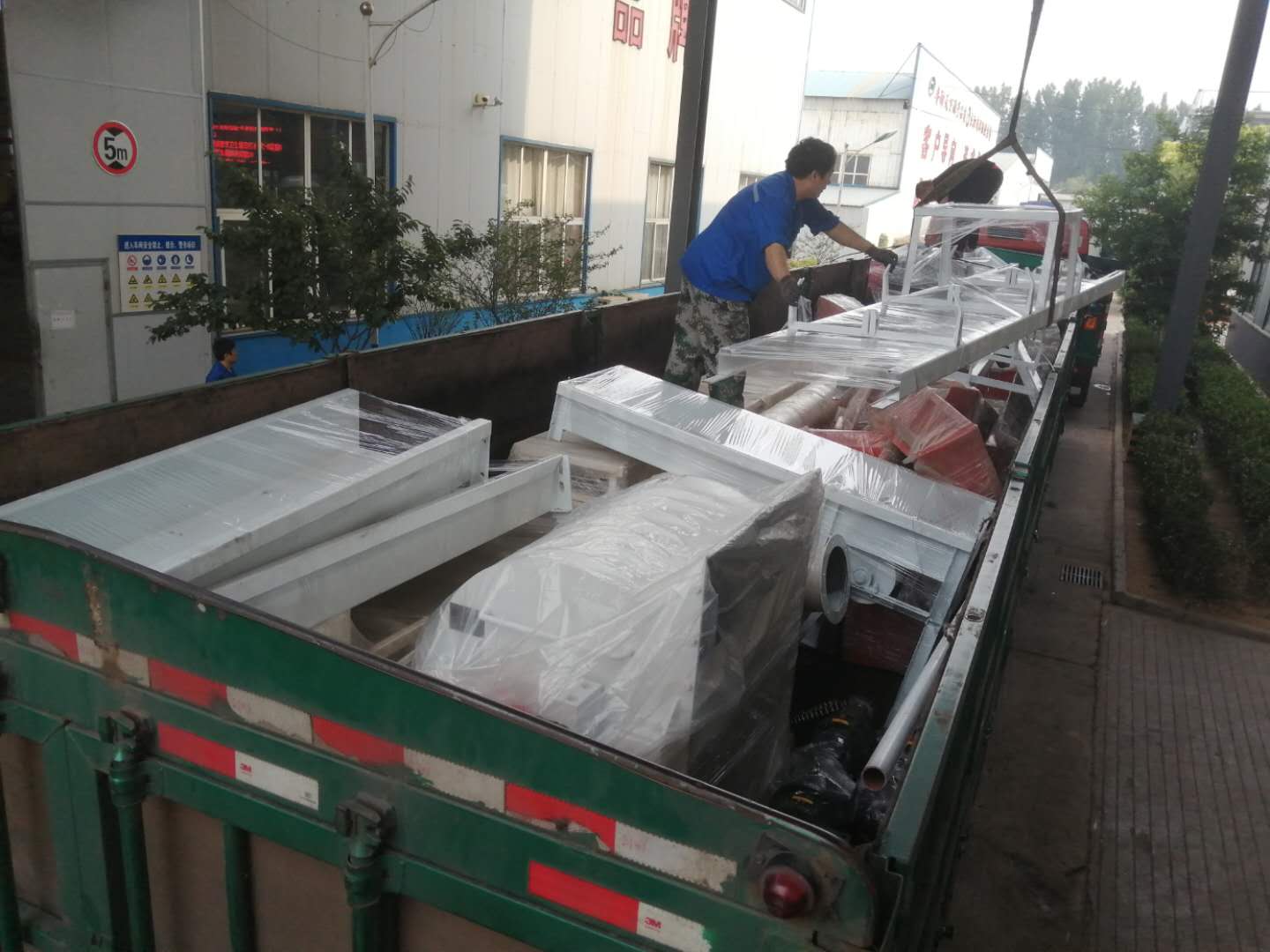 裝車工作有條不紊進行 裝車工作有條不紊進行