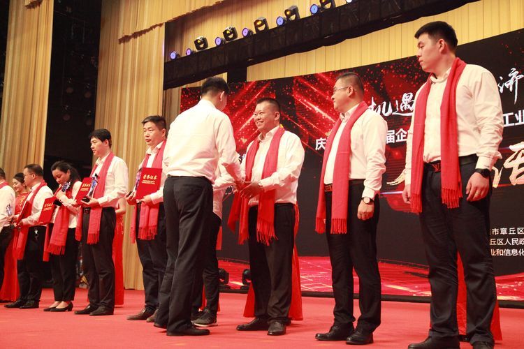 總經(jīng)理孫寧波榮獲章丘區(qū)“青年才俊獎(jiǎng)”.JPG 總經(jīng)理孫寧波榮獲章丘區(qū)“青年才俊獎(jiǎng)”.JPG