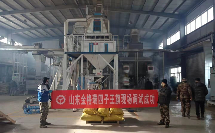 四子王旗顆粒機(jī)安裝現(xiàn)場.jpg 四子王旗顆粒機(jī)安裝現(xiàn)場.jpg