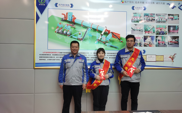 孫總為2020年第四季度銷售精英高立國、李嬌頒發(fā)大額紅包.jpg 孫總為2020年第四季度銷售精英高立國、李嬌頒發(fā)大額紅包.jpg