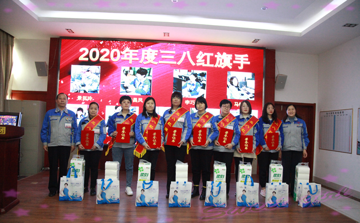 她們來自不同的崗位,有會(huì)計(jì)員、設(shè)計(jì)員、顆粒機(jī)質(zhì)檢員、辦公內(nèi)勤、倉管員、顆粒機(jī)銷售員….JPG 她們來自不同的崗位,有會(huì)計(jì)員、設(shè)計(jì)員、顆粒機(jī)質(zhì)檢員、辦公內(nèi)勤、倉管員、顆粒機(jī)銷售員….JPG