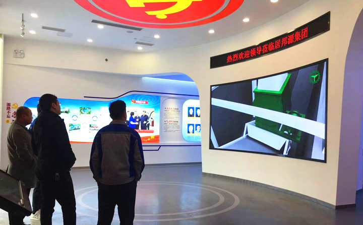 山東金格瑞是一家集研發(fā)、生產(chǎn)、銷售為一體的20多年機(jī)械制造經(jīng)驗的顆粒機(jī)廠家...在金格瑞黨群服務(wù)中心,山西呂梁客戶認(rèn)真的看著我們的宣傳視頻.jpg 山東金格瑞是一家集研發(fā)、生產(chǎn)、銷售為一體的20多年機(jī)械制造經(jīng)驗的顆粒機(jī)廠家...在金格瑞黨群服務(wù)中心,山西呂梁客戶認(rèn)真的看著我們的宣傳視頻.jpg