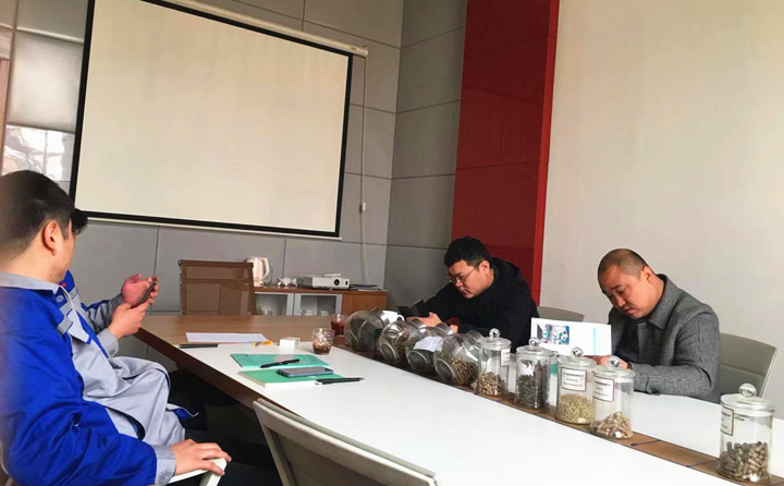 銷售經(jīng)理為客戶詳細(xì)介紹木屑制粒機(jī)的制粒原理、顆粒的銷路、顆粒的優(yōu)缺點(diǎn)等.jpg 銷售經(jīng)理為客戶詳細(xì)介紹木屑制粒機(jī)的制粒原理、顆粒的銷路、顆粒的優(yōu)缺點(diǎn)等.jpg