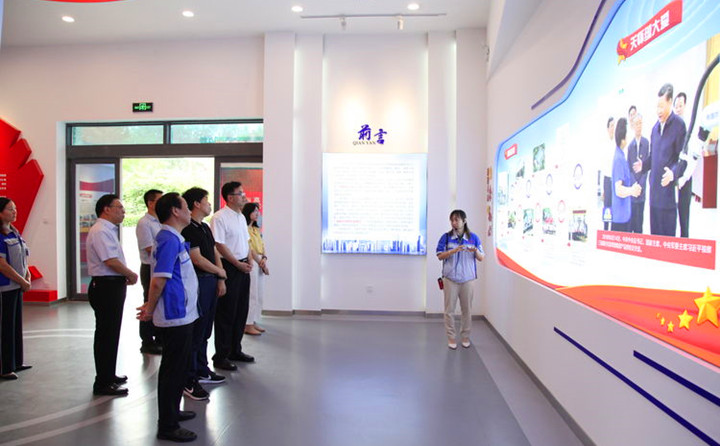 集團工會副主席雷廣妮向全國總工會領導介紹了公司的發展情況 集團工會副主席雷廣妮向全國總工會領導介紹了公司的發展情況