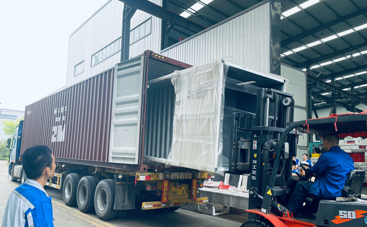 印尼年產1萬噸木屑造粒機生產線裝車中.jpg 印尼年產1萬噸木屑造粒機生產線裝車中.jpg