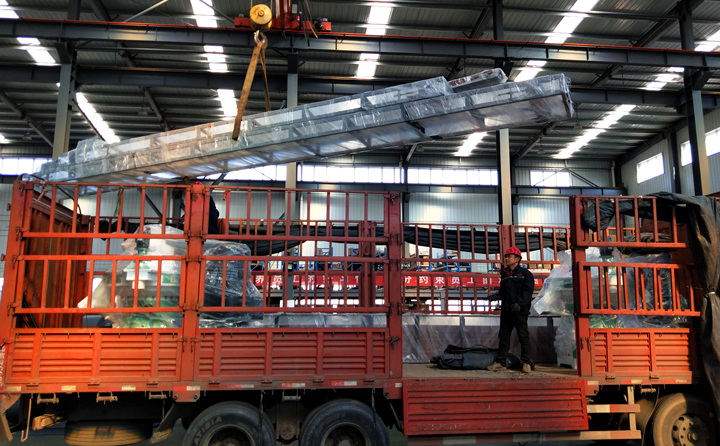 2臺(tái)木屑制粒機(jī).jpg 2臺(tái)木屑制粒機(jī).jpg