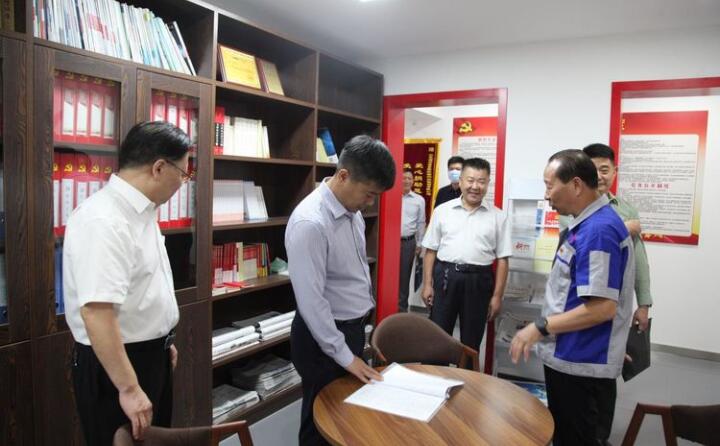 在黨群活動室,工會主席景奉全以PPT的形式向現(xiàn)場領(lǐng)導(dǎo)詳細(xì)介紹了居邦源集團(tuán)的產(chǎn)業(yè)工人隊伍建設(shè)以及改革情況。.jpg 在黨群活動室,工會主席景奉全以PPT的形式向現(xiàn)場領(lǐng)導(dǎo)詳細(xì)介紹了居邦源集團(tuán)的產(chǎn)業(yè)工人隊伍建設(shè)以及改革情況。.jpg