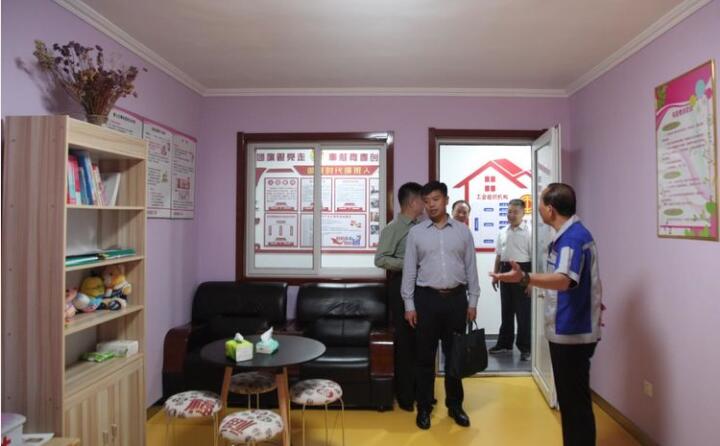 在黨群活動室,工會主席景奉全以PPT的形式向現(xiàn)場領(lǐng)導(dǎo)詳細(xì)介紹了居邦源集團(tuán)的產(chǎn)業(yè)工人隊伍建設(shè)以及改革情況。.jpg 在黨群活動室,工會主席景奉全以PPT的形式向現(xiàn)場領(lǐng)導(dǎo)詳細(xì)介紹了居邦源集團(tuán)的產(chǎn)業(yè)工人隊伍建設(shè)以及改革情況。.jpg