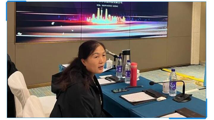 集團財務總監劉清華在聽取了銷售部門的數據對比與銷售人員的分析后,她提出應該加強客戶的銷售服務.jpg 集團財務總監劉清華在聽取了銷售部門的數據對比與銷售人員的分析后,她提出應該加強客戶的銷售服務.jpg