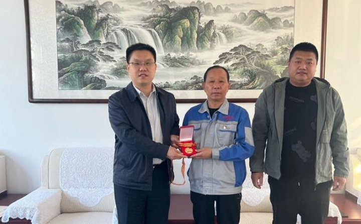 近日,山東居邦源集團工會主席景奉全同志榮獲章丘區總工會授予的“職工信賴的娘家人”和“章丘區五一勞動獎章”榮譽稱號,10月11日下午,雙山街道總工會為景奉全同志頒發獲獎證書和獎牌。.jpg 近日,山東居邦源集團工會主席景奉全同志榮獲章丘區總工會授予的“職工信賴的娘家人”和“章丘區五一勞動獎章”榮譽稱號,10月11日下午,雙山街道總工會為景奉全同志頒發獲獎證書和獎牌。.jpg