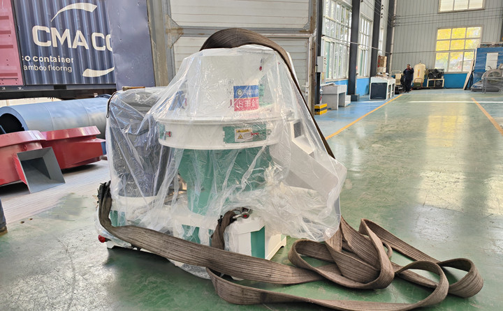 顆粒機(jī)單機(jī)時(shí)產(chǎn)量可以達(dá)到0.7-1噸，一天按照10小時(shí)計(jì)算，可以產(chǎn)出7-10噸成品顆粒，按照1噸顆粒最低100元錢(qián)利潤(rùn)來(lái)計(jì)算，一天的利潤(rùn)可以達(dá)到700-1000元。