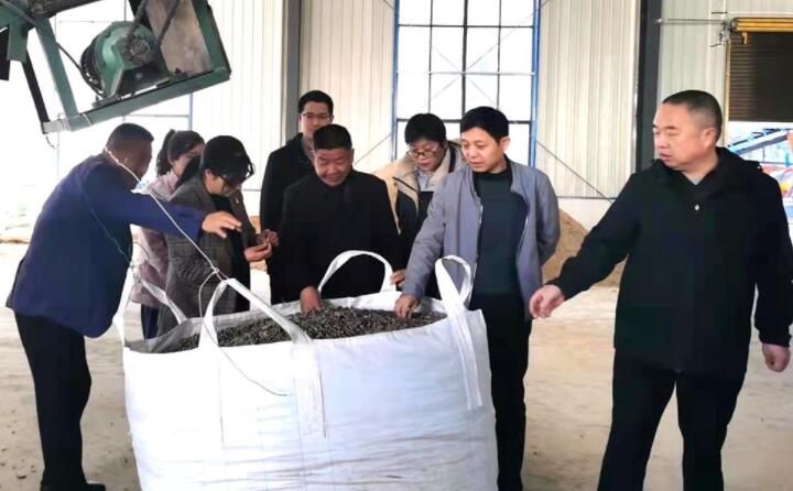 參加項目投產儀式的嘉賓參觀剛走下木屑顆粒機生產線的生物質顆粒燃料.jpg 參加項目投產儀式的嘉賓參觀剛走下木屑顆粒機生產線的生物質顆粒燃料.jpg