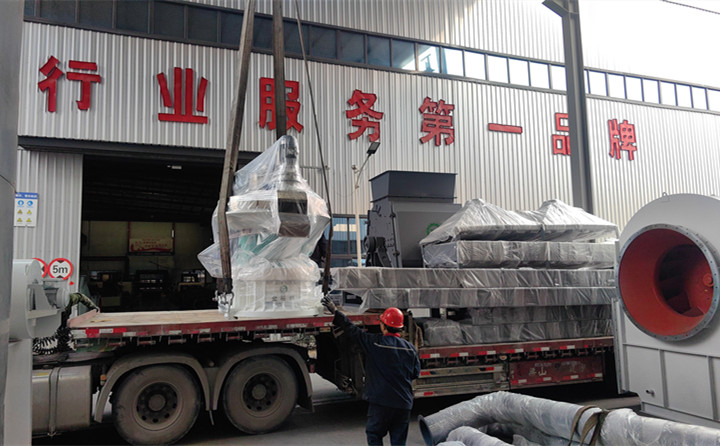 560型木屑顆粒機裝車發貨.jpg 560型木屑顆粒機裝車發貨.jpg